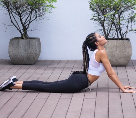 현대인의 새로운 셀프케어 트렌드, ‘마음 건강 습관’ 실천법 woman in white sports bra and black leggings doing yoga