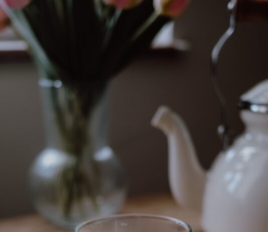현대인의 새로운 건강 선택지, 대체요법 실생활 속으로 a cup of tea on a wooden table