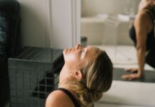 동적 vs 정적, 타이밍이 운동의 성패를 가른다 a woman lying on the floor