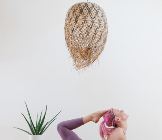 필라테스, ‘균형 잡힌 라이프’로 이끄는 건강 트렌드 woman in pink one piece swimsuit kneeling on floor