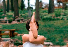운동보다 중요한 ‘먹는 것’: 왜 “복근은 주방에서 만들어진다”고 할까? woman performing yoga