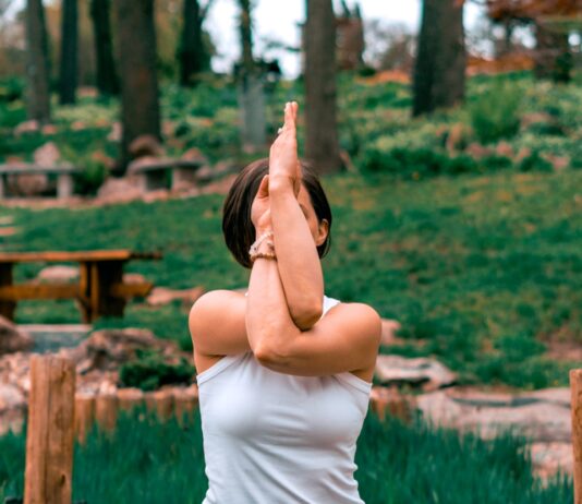 운동보다 중요한 ‘먹는 것’: 왜 “복근은 주방에서 만들어진다”고 할까? woman performing yoga