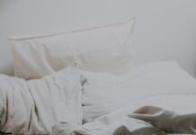 건강한 수면 습관, 일상에서 쉽게 실천하는 방법 white pillows and bed comforter