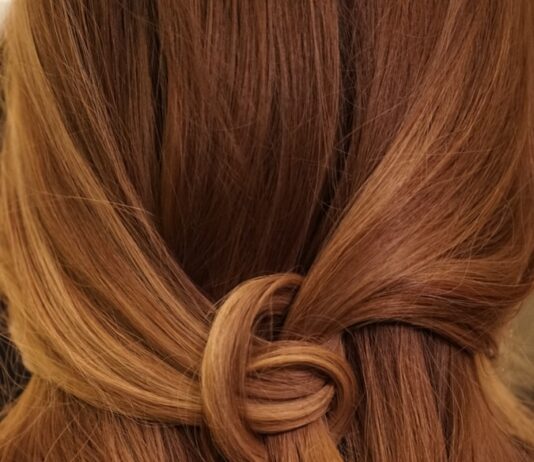 “건강한 머릿결, 일상 속 작은 변화에서 시작하세요” brown hair on white textile