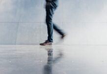 빠르게 걷기, 바쁜 일상 속 건강 챙기는 새로운 트렌드 person wearing blue denim jeans beside gray wall