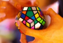 “뇌도 운동이 필요하다…일상 속 뇌건강 지키는 최신 트렌드와 실천법” person holding 3 x 3 rubiks cube