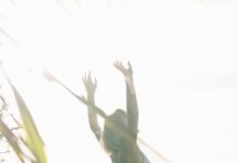 일상에 스며드는 ‘웰니스 문화’, 나만의 건강 루틴 만들기 woman standing near body of water