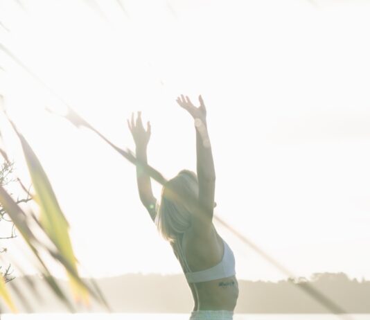 일상에 스며드는 ‘웰니스 문화’, 나만의 건강 루틴 만들기 woman standing near body of water