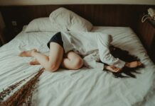 ‘만성피로’, 일상 속 작은 변화로 극복할 수 있다 woman lying on bed