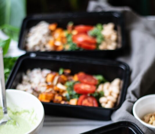 내 몸에 딱 맞는 식단, 일상에서 실천하는 건강한 한끼 만들기 a couple trays of food