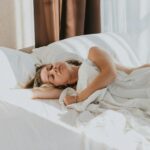 “잘 자야 잘 산다”···수면 혁신, 일상 속 실천법 5가지 a person lying in a bed