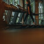 집에서 실천하는 ‘걷기 운동’으로 건강 챙기기…일상 속 쉽게 시작하는 걷기 루틴 a woman running on a treadmill in a gym