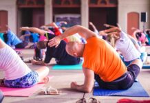 ‘저속노화’ 비결, 일상에서 손쉽게 실천하는 방법 people exercising