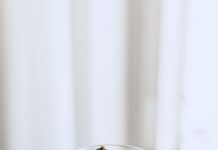 장 건강의 비밀을 파헤치다 – 일상에서 쉽게 실천하는 프로바이오틱스 활용법 clear drinking glass