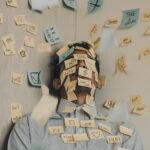 혈당 관리, 어렵지 않아요! 일상에서 바로 실천할 수 있는 팁 man covered in sticky notes at office desk