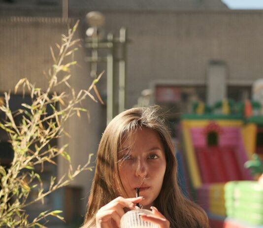 ‘마음챙김 식사’ 실천, 건강한 일상으로의 작은 출발 Woman sips a drink on a sunny outdoor patio